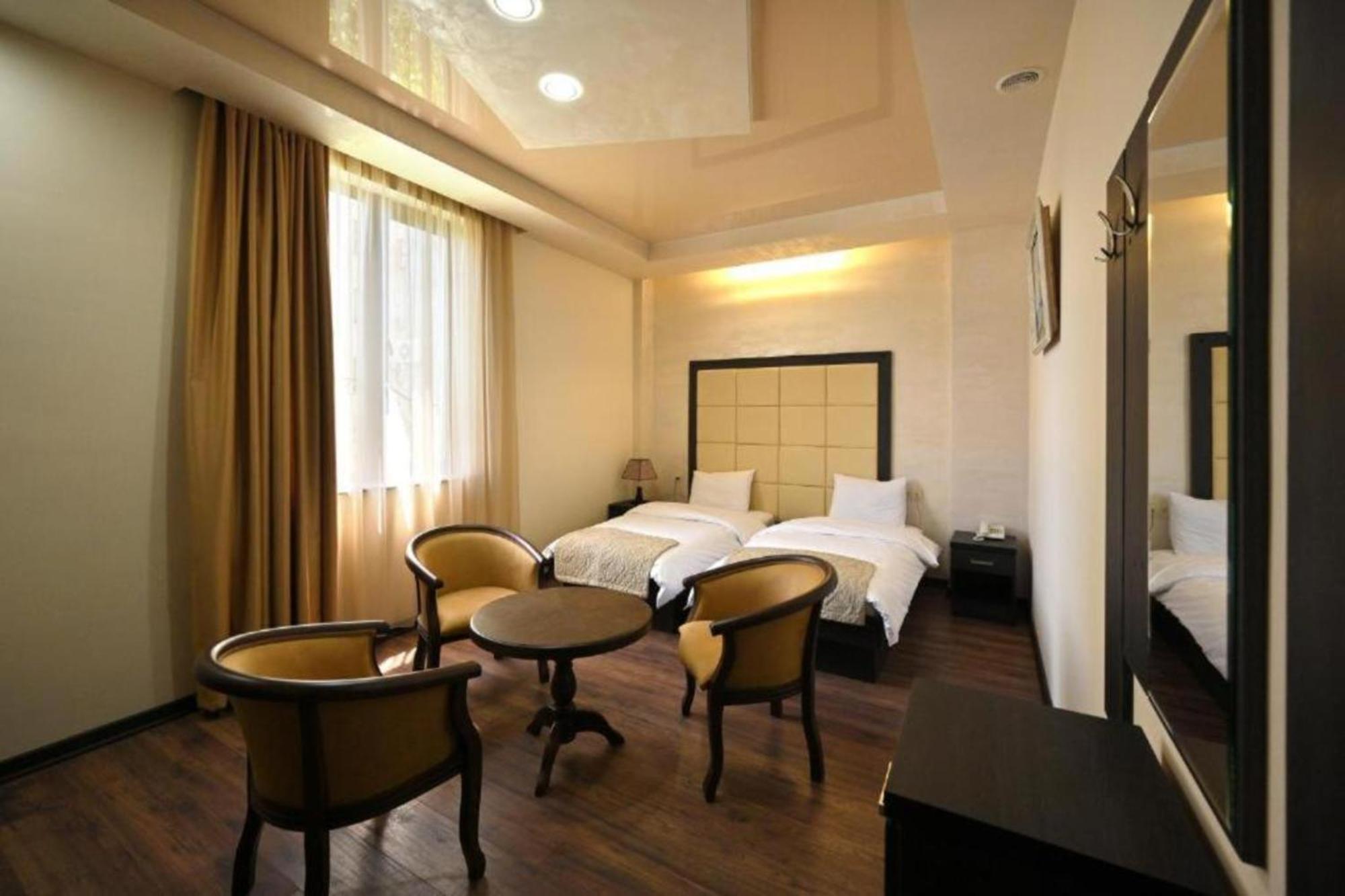 Partez Hotel Erivan Exterior foto