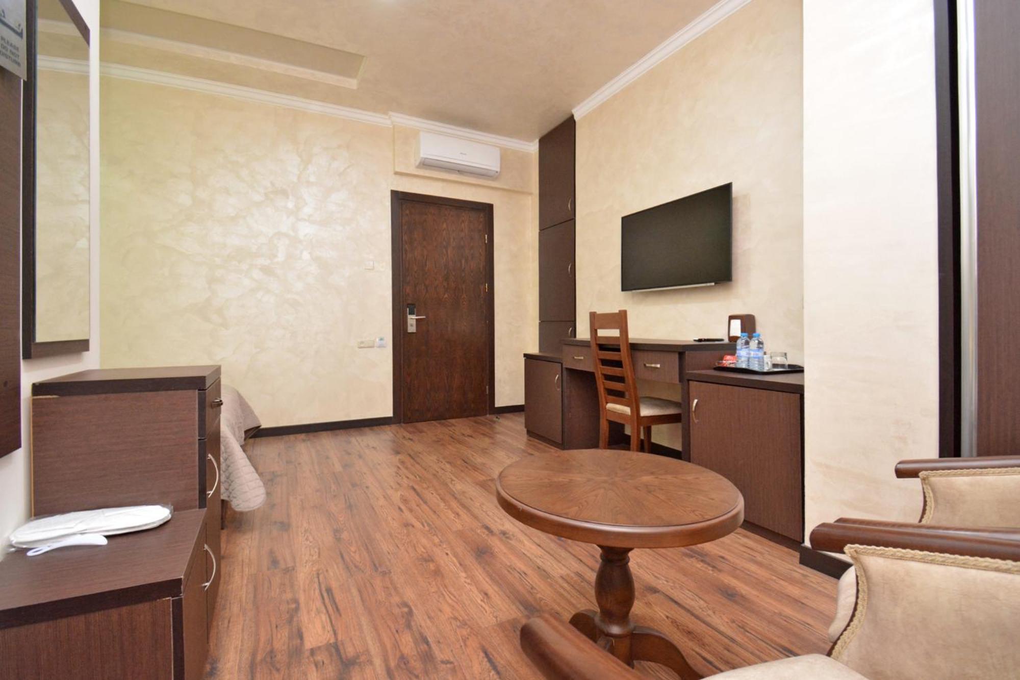 Partez Hotel Erivan Exterior foto