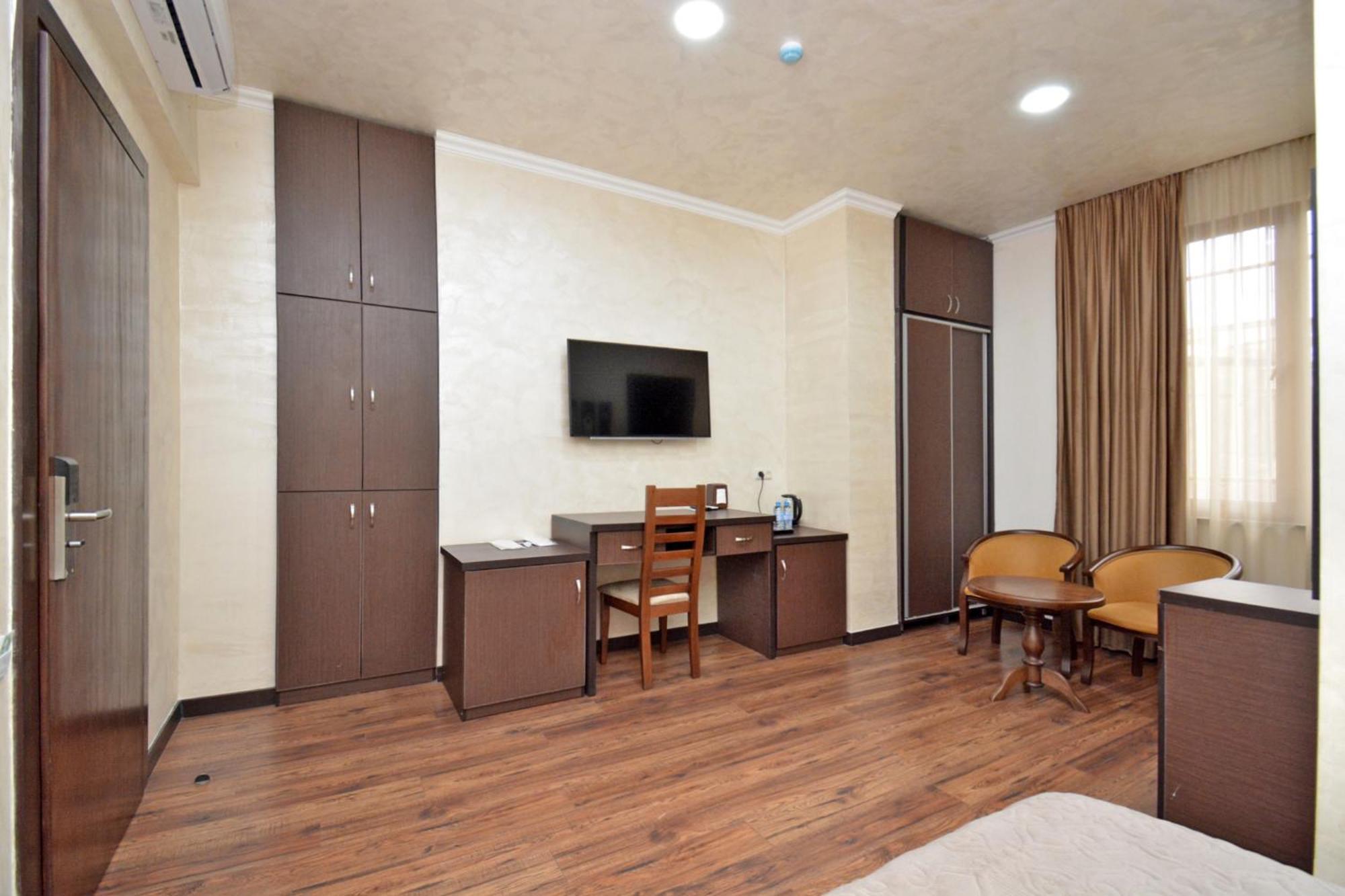 Partez Hotel Erivan Exterior foto
