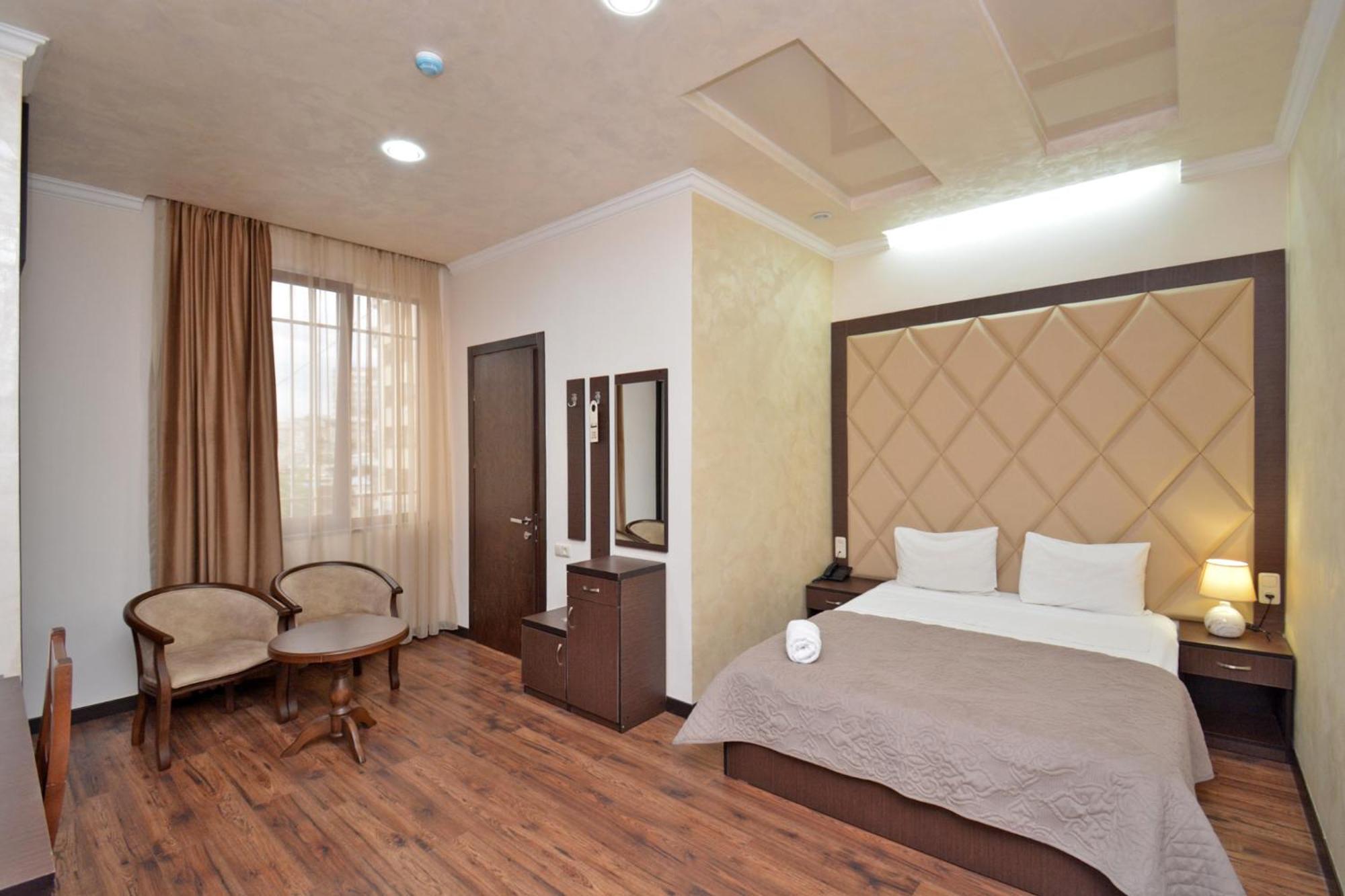 Partez Hotel Erivan Exterior foto