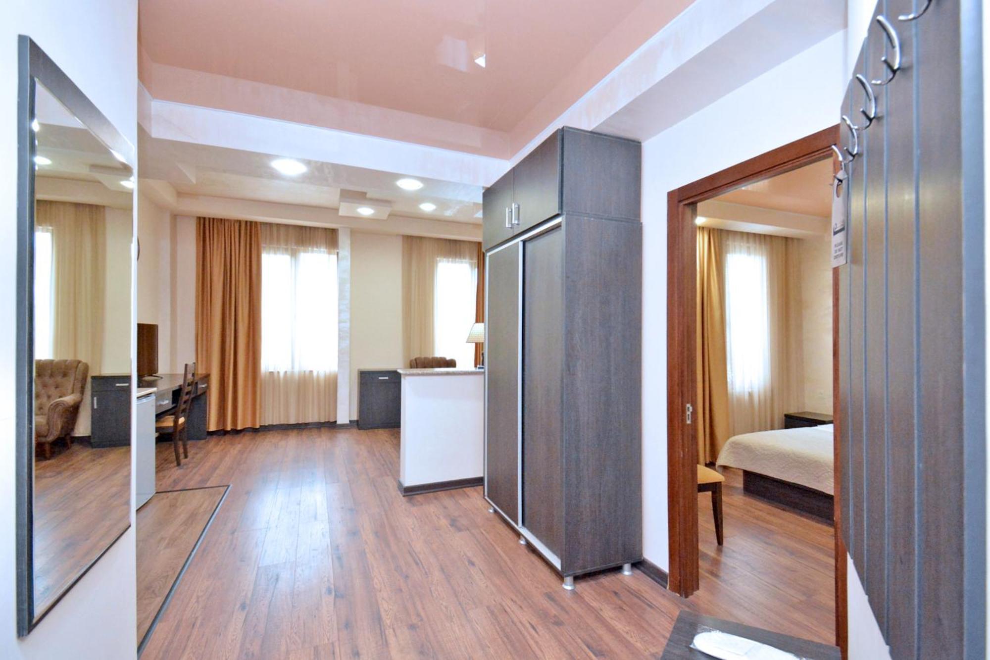 Partez Hotel Erivan Exterior foto