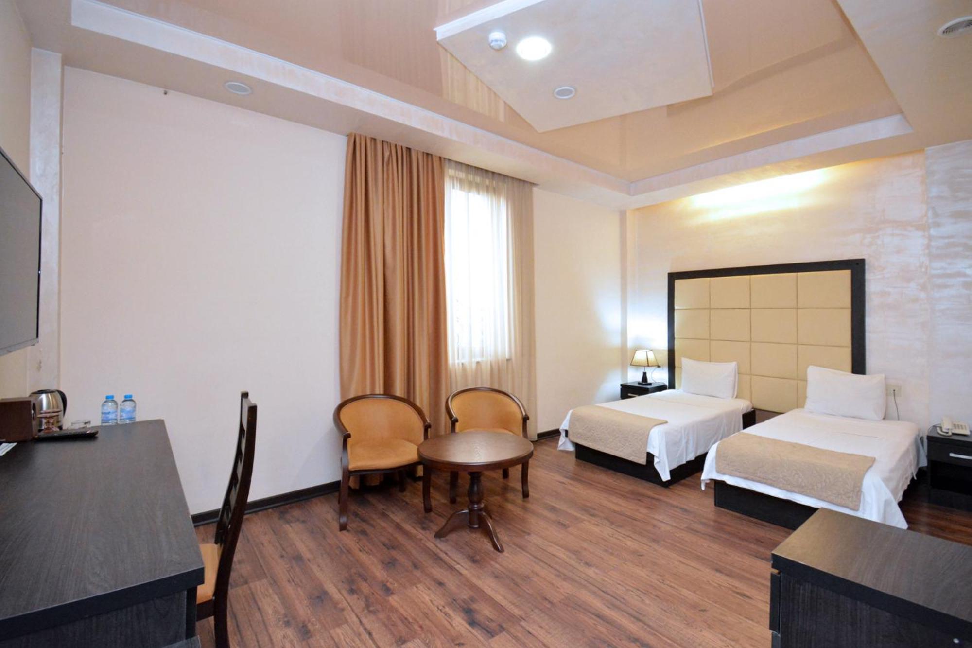 Partez Hotel Erivan Exterior foto