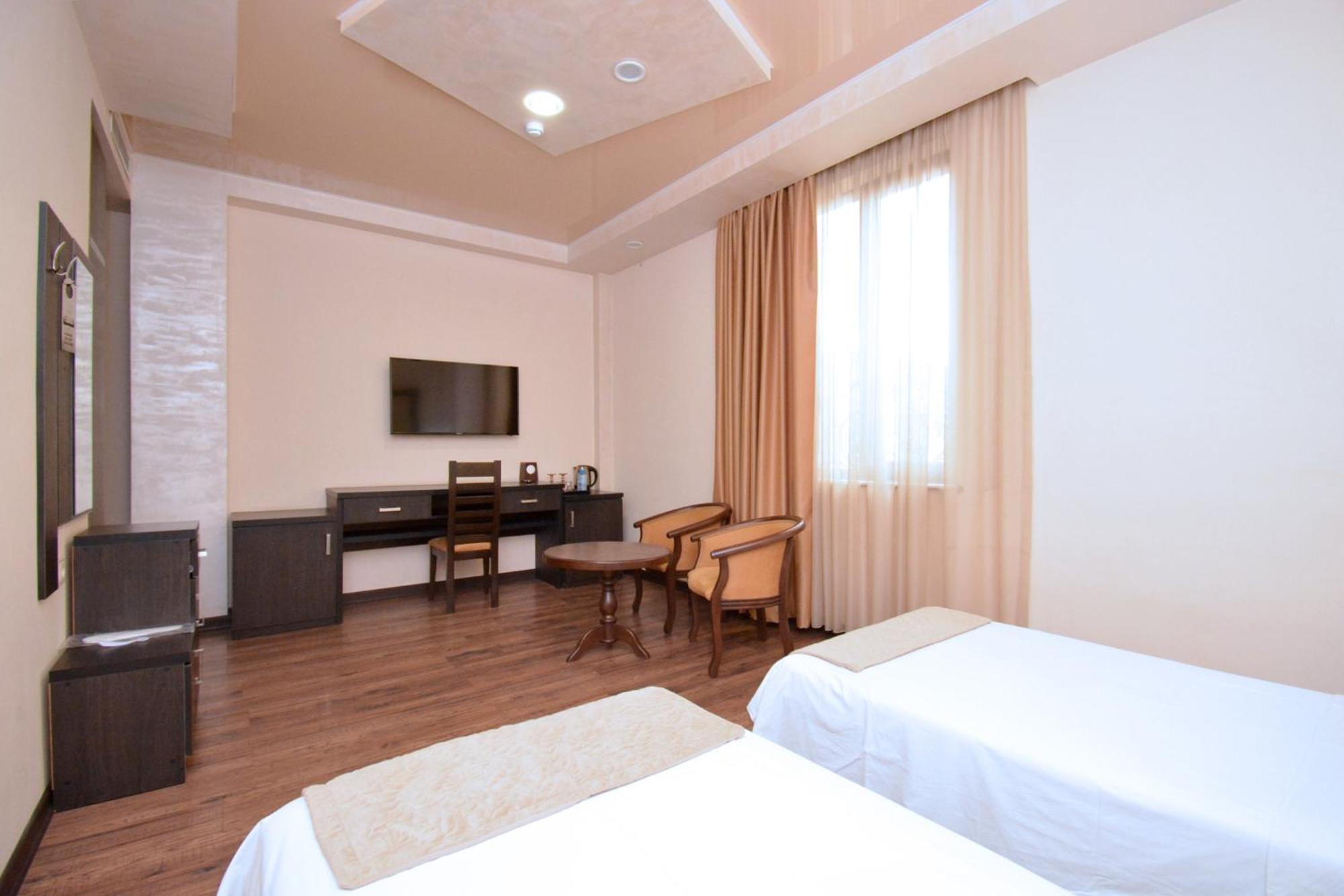 Partez Hotel Erivan Exterior foto