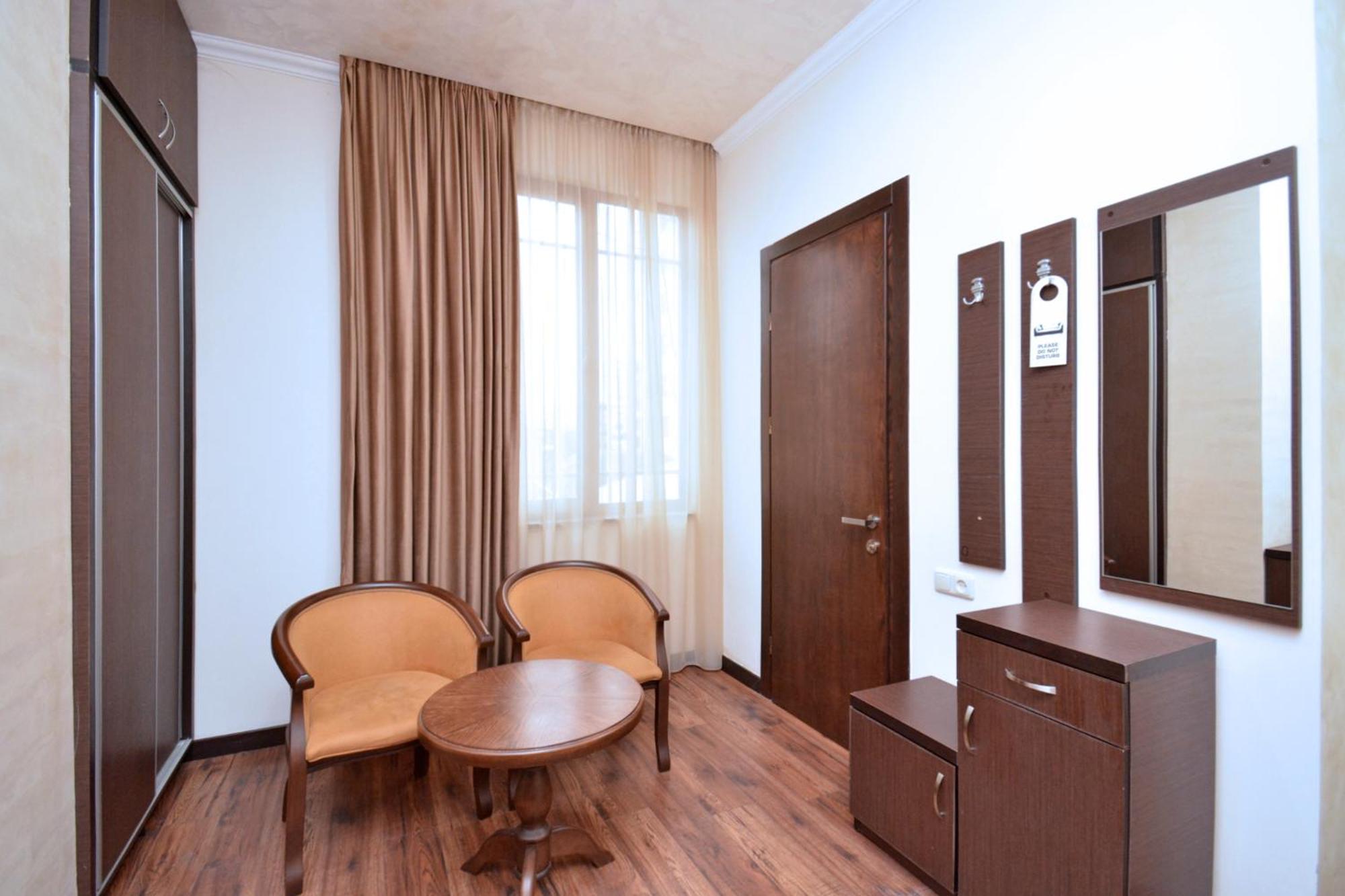 Partez Hotel Erivan Exterior foto