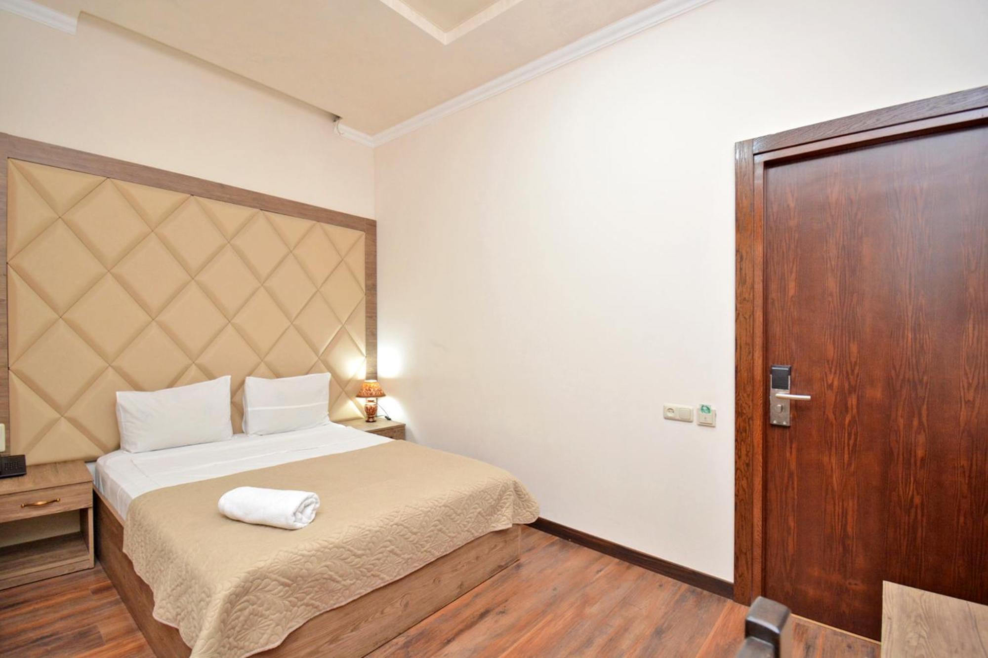 Partez Hotel Erivan Exterior foto
