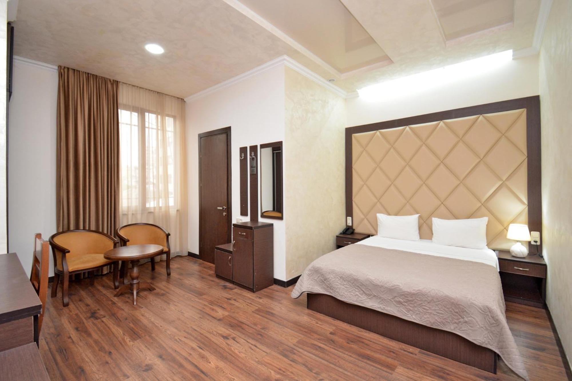 Partez Hotel Erivan Exterior foto