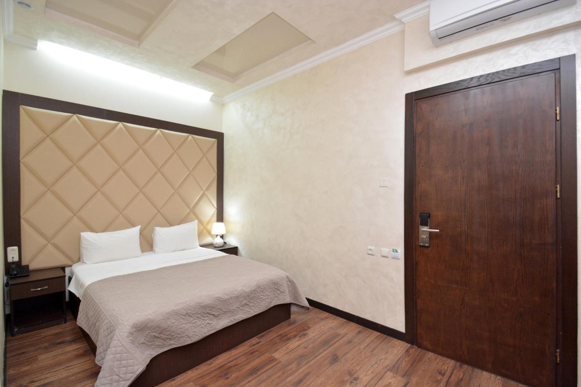 Partez Hotel Erivan Exterior foto