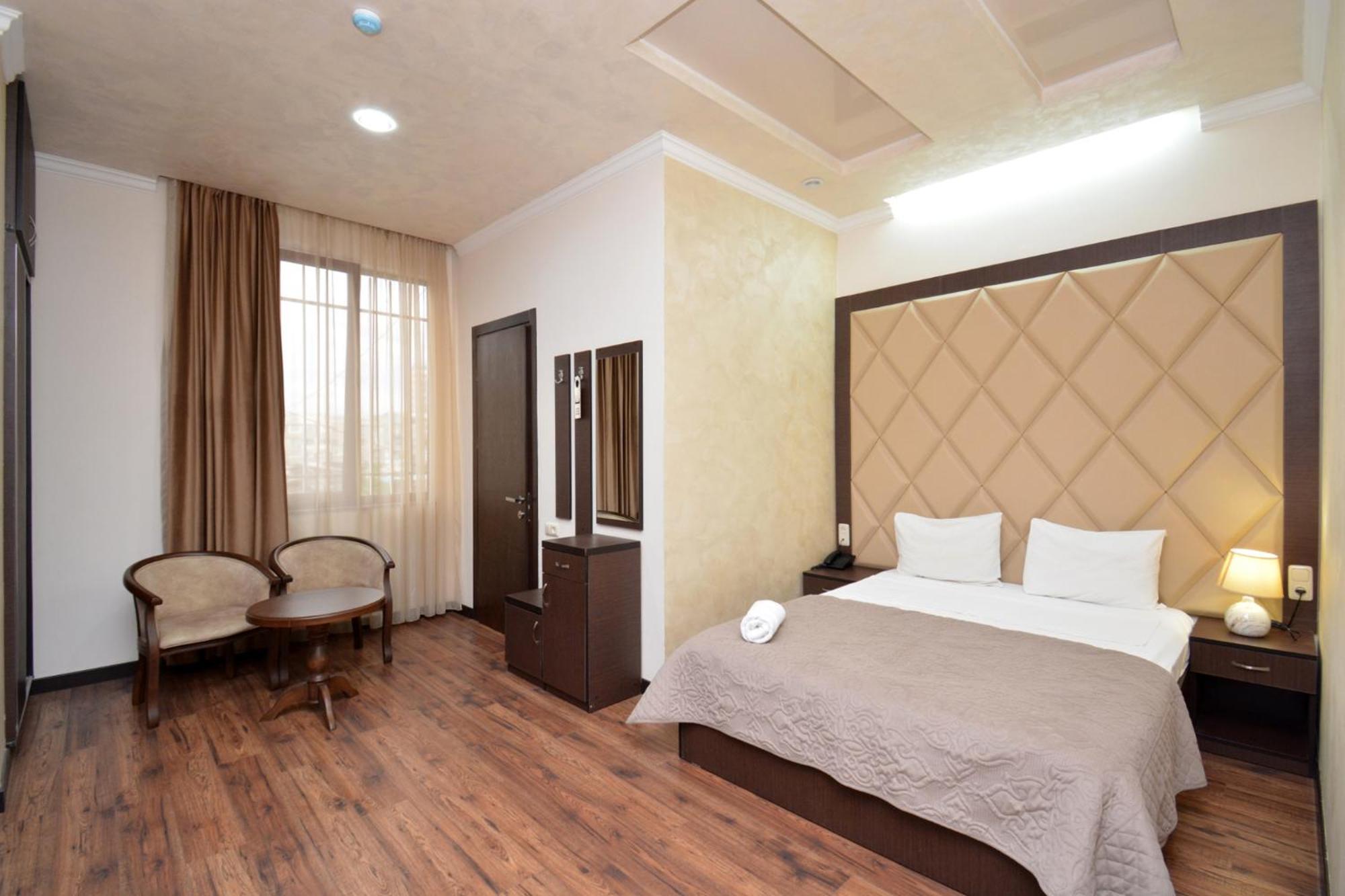 Partez Hotel Erivan Exterior foto