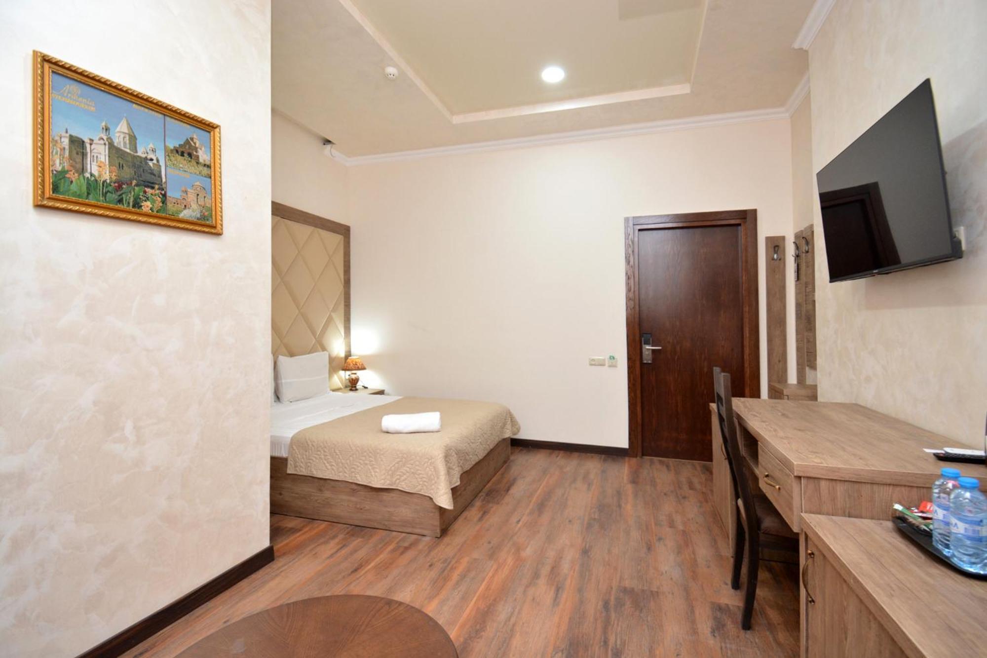 Partez Hotel Erivan Exterior foto