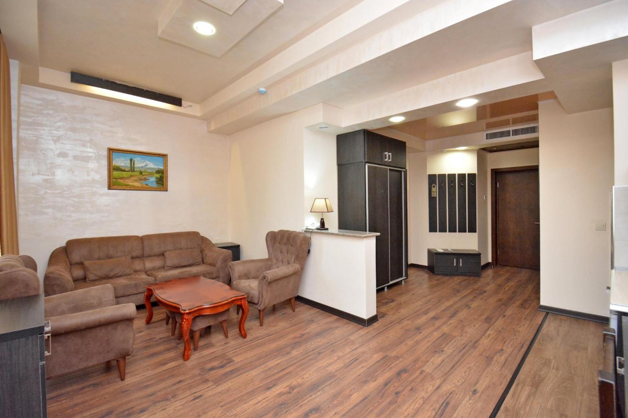 Partez Hotel Erivan Exterior foto