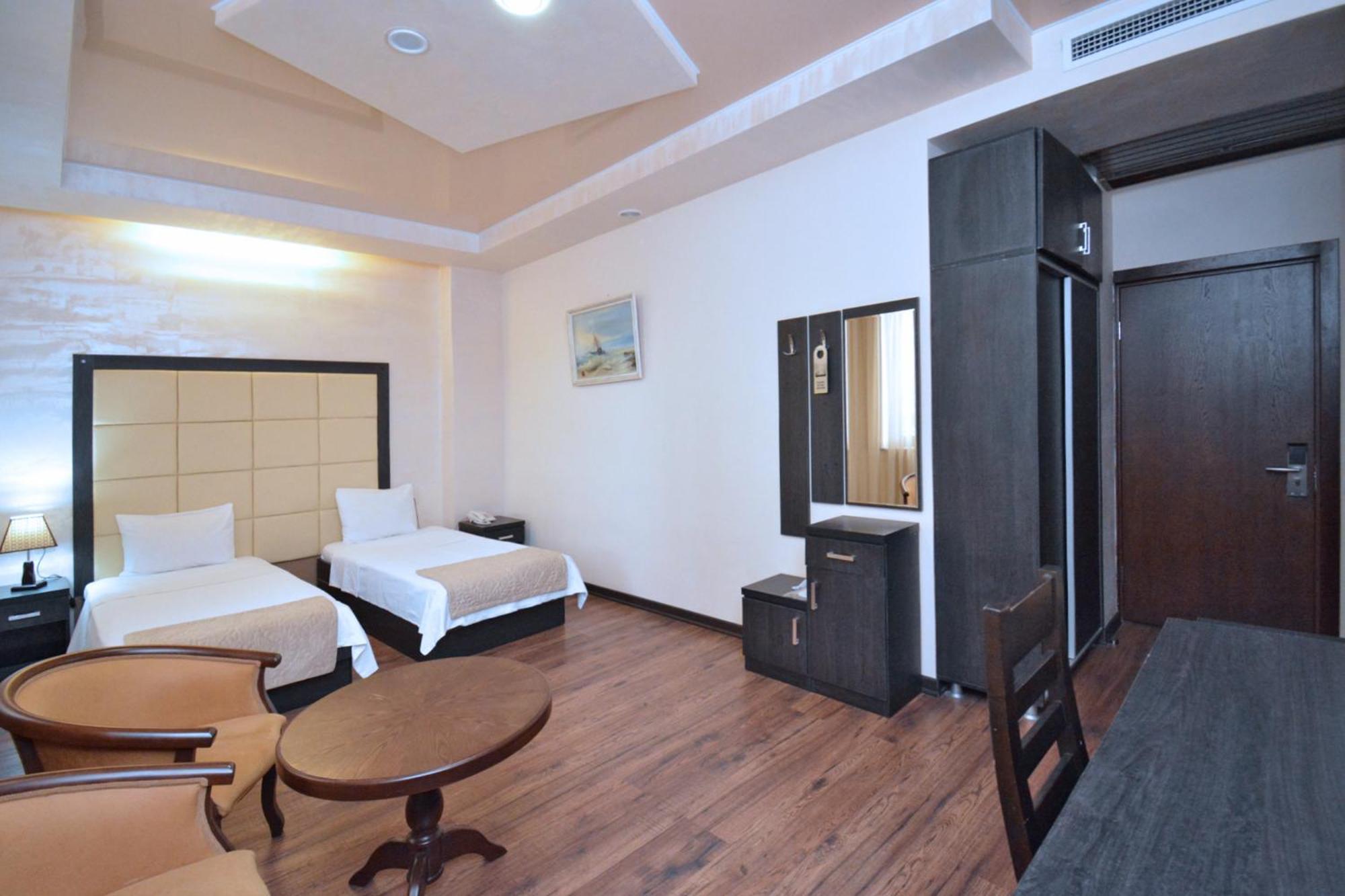 Partez Hotel Erivan Exterior foto