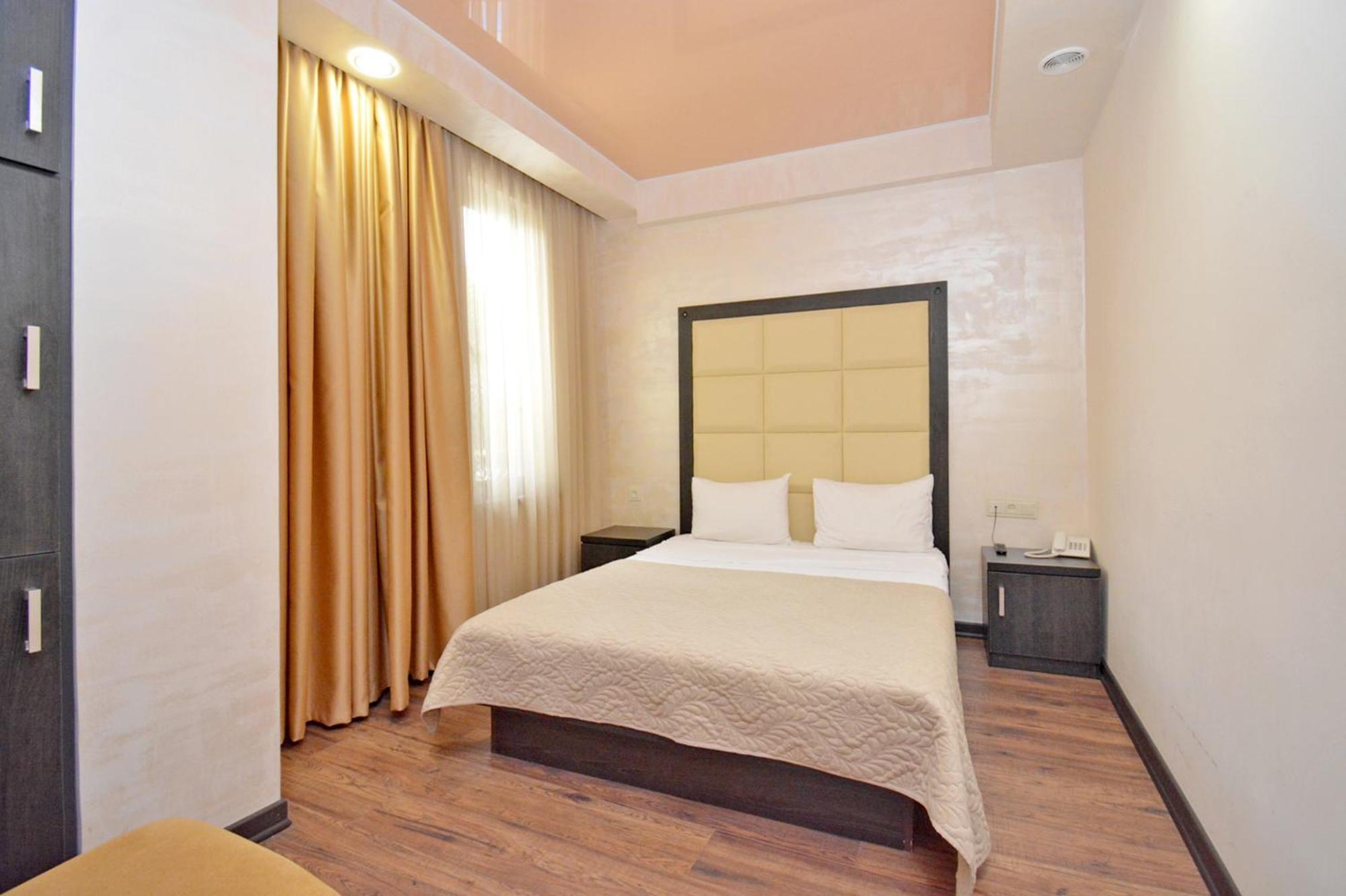 Partez Hotel Erivan Exterior foto