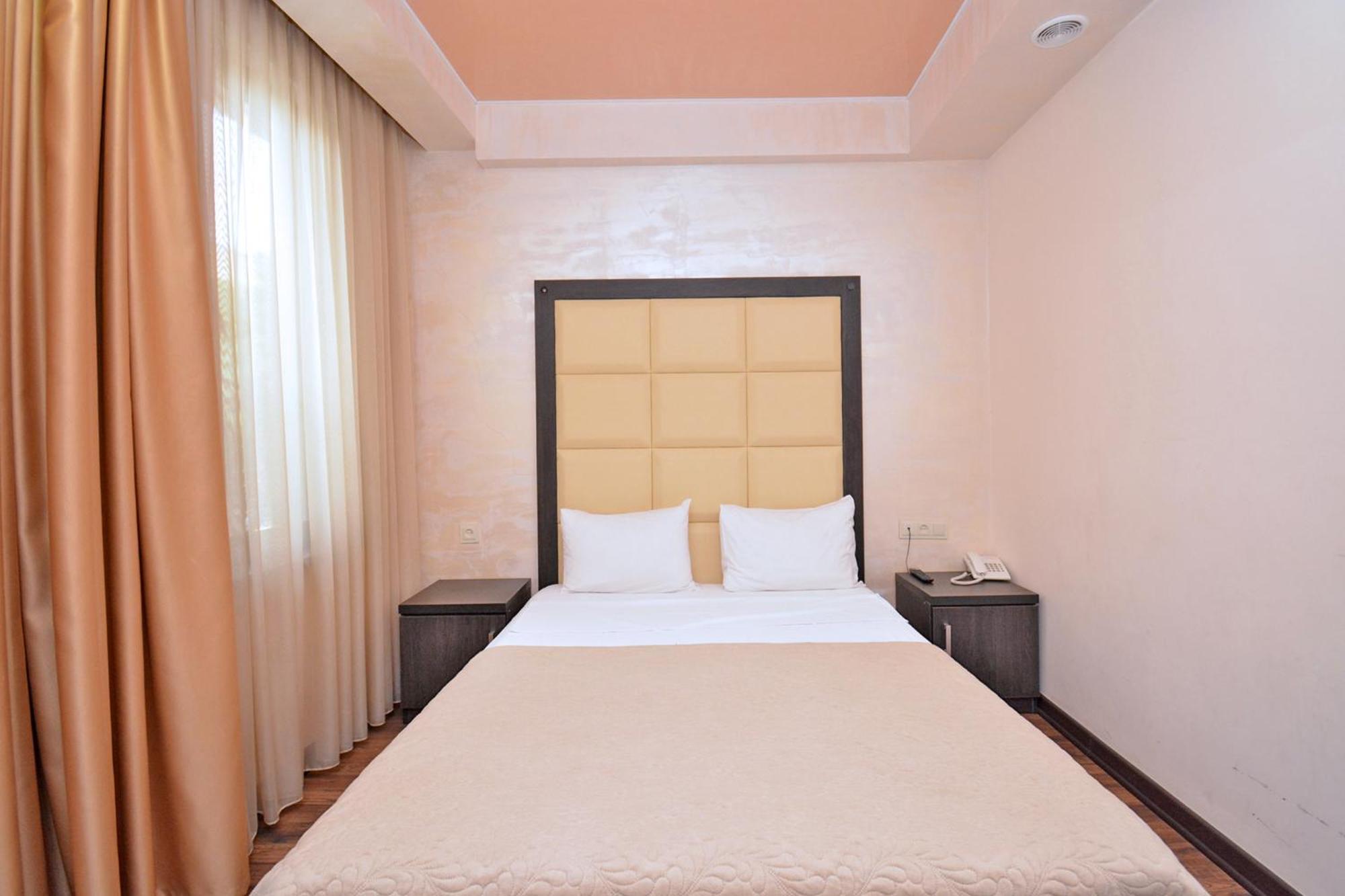 Partez Hotel Erivan Exterior foto