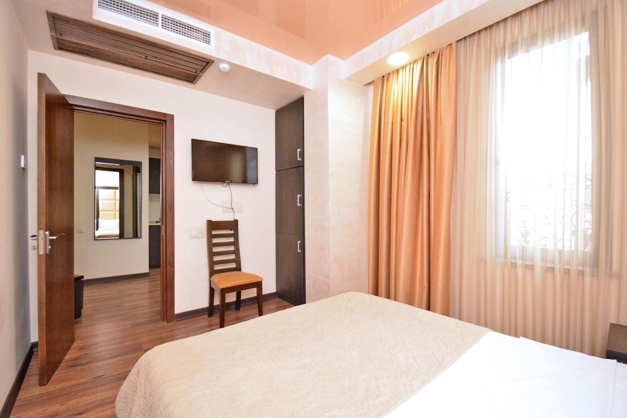 Partez Hotel Erivan Exterior foto